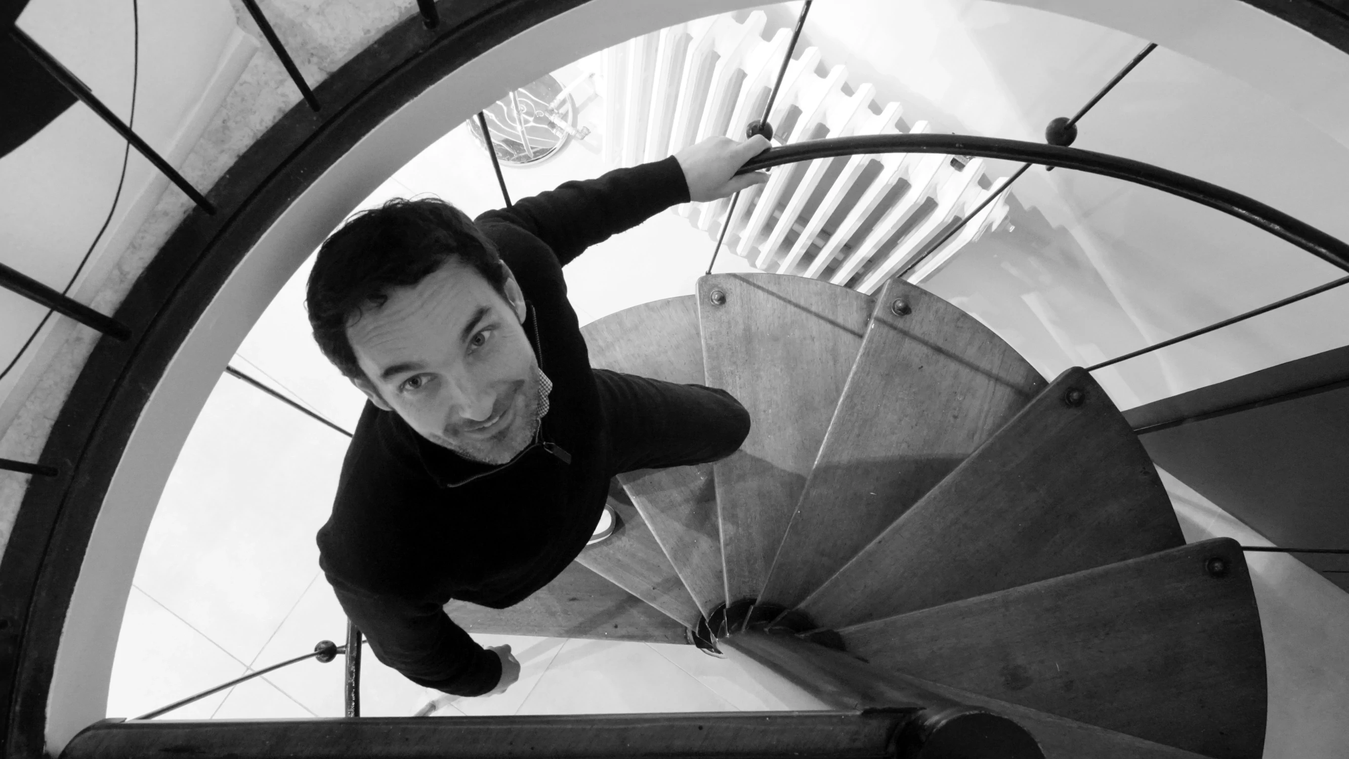 Paul-Olivier Wilpotte, opticien à Lille, dans l'escalier en colimaçon de sa boutique, vu d'en haut